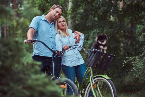 Ett Attraktivt Par Blond Kvinna Och Mannen Famn Klädda Casual — Stockfoto