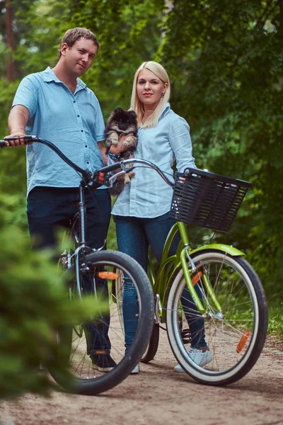 Ett Attraktivt Par Blond Kvinna Och Mannen Klädd Casual Kläder — Stockfoto