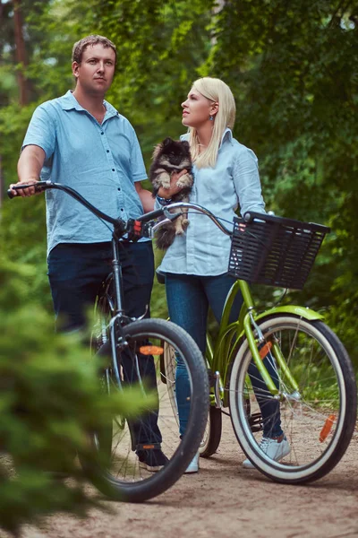 Ett Attraktivt Par Blond Kvinna Och Mannen Klädd Casual Kläder — Stockfoto