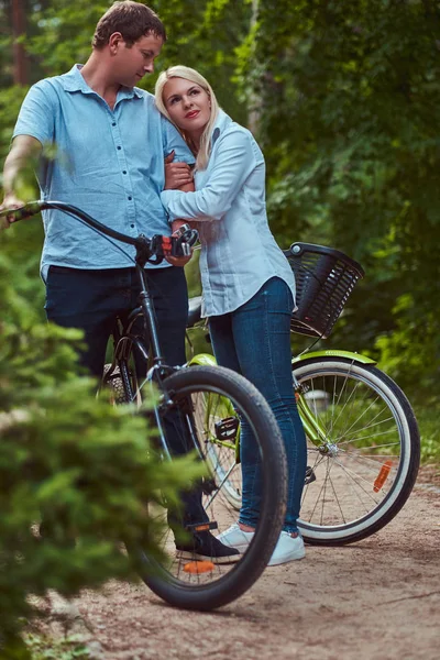 Ett Attraktivt Par Blond Kvinna Och Man Klädd Casual Kläder — Stockfoto