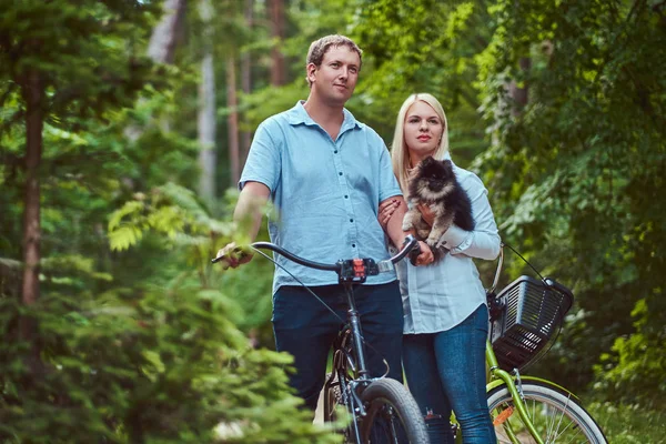 Ett Attraktivt Par Blond Kvinna Och Mannen Klädd Casual Kläder — Stockfoto