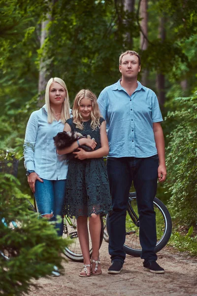 Attraktiv Familj Klädd Casual Kläder Cykeltur Med Sin Söta Lilla — Stockfoto