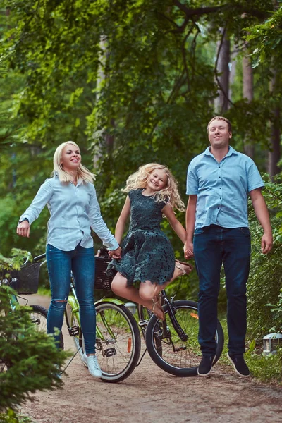 Una Atractiva Familia Vestida Con Ropa Casual Paseo Bicicleta Divertirse — Foto de Stock