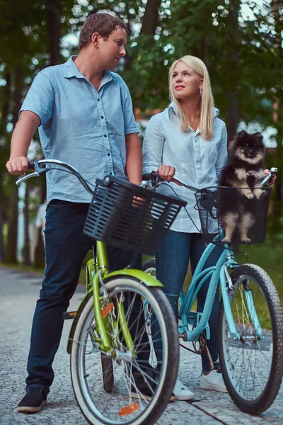 Attraktiv Familj Klädd Casual Kläder Cykeltur Med Sin Söta Lilla — Stockfoto