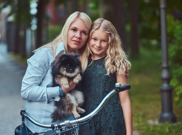 Retrato Una Madre Hija Con Pelo Rubio Paseo Bicicleta Con — Foto de Stock