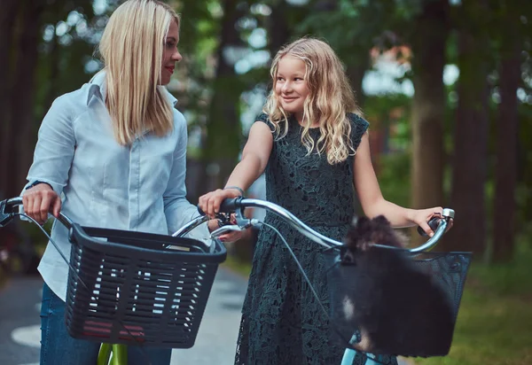 Portret Matki Córki Blond Włosami Rowerze Jeździć Ich Ładny Piesek — Zdjęcie stockowe