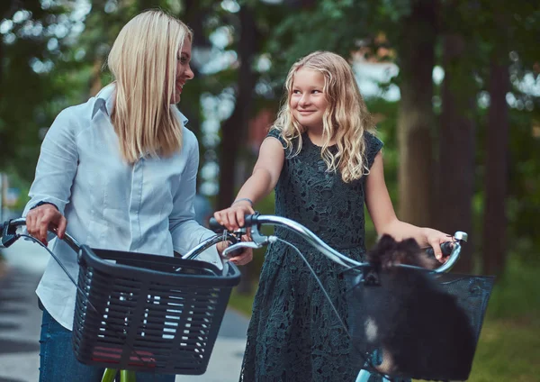 Retrato Una Madre Hija Con Pelo Rubio Paseo Bicicleta Con —  Fotos de Stock