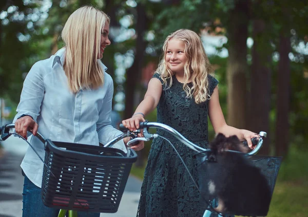 Portret Matki Córki Blond Włosami Rowerze Jeździć Ich Ładny Piesek — Zdjęcie stockowe