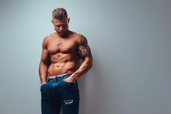 Guapo Culturista Sin Camisa Con Elegante Corte Pelo Barba Con — Foto de Stock