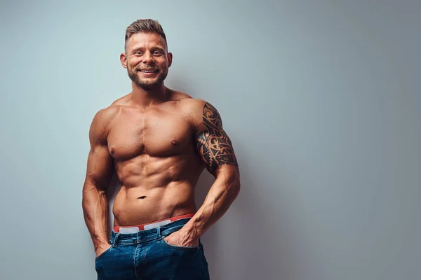 Bellissimo Bodybuilder Sorridente Senza Maglietta Con Taglio Capelli Elegante Barba — Foto Stock