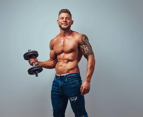 Smiling Apuesto Culturista Sin Camisa Con Corte Pelo Elegante Barba —  Fotos de Stock