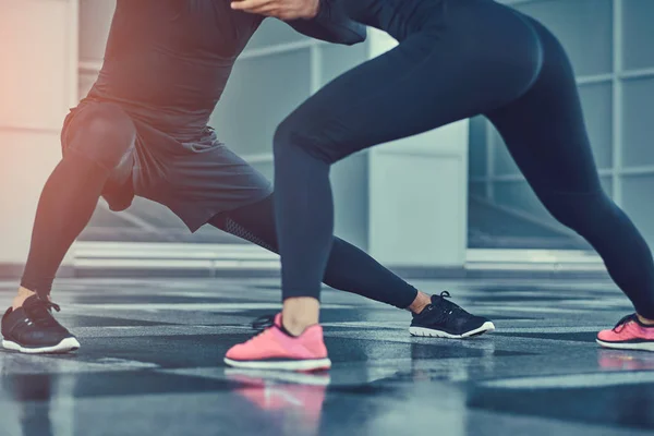 Young Fitness Couple Sportswear Doing Lunges Modern City Skyscraper Healthy — Stock Photo, Image