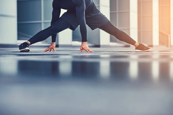 Een Knappe Fitness Man Een Sportkleding Doet Zich Het Uitrekken — Stockfoto