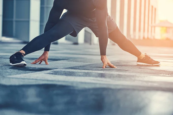 Stilig Fitness Man Sportkläder Gör Stretching Förberedelserna För Allvarliga Utöva — Stockfoto