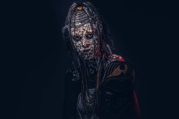Retrato Uma Mulher Xamã Africana Assustadora Com Uma Pele Rachada — Fotografia de Stock