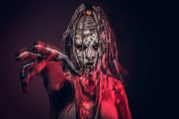 Yakın Çekim Bir Cadıdan Geleneksel Kostüm Giyen Yerli Afrikalı Kabile — Stok fotoğraf