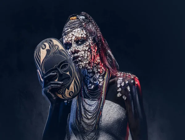 Retrato Perto Uma Bruxa Tribo Indígena Africana Vestindo Trajes Tradicionais — Fotografia de Stock