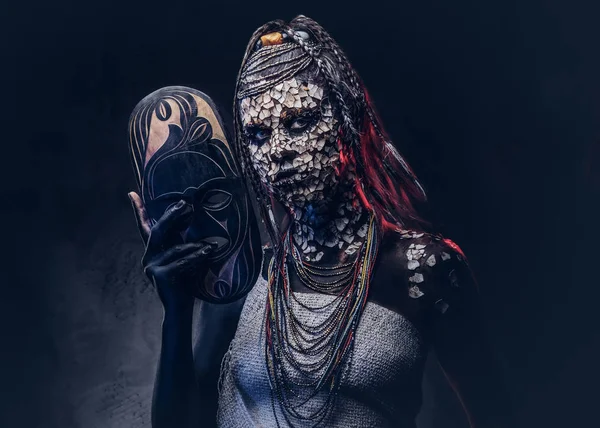 Retrato Uma Mulher Xamã Africano Assustador Com Uma Pele Rachada — Fotografia de Stock