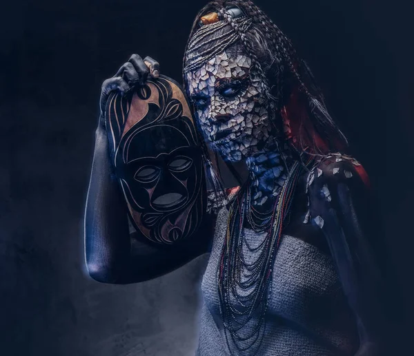 伝統的な衣装を着て 先住民族のアフリカの種族から魔女のクローズ アップの肖像画 メイクのコンセプトです 暗い背景に分離 — ストック写真