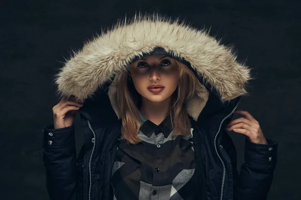 Porträt Eines Sinnlichen Blonden Mädchens Winterjacke Und Pelzhaube Das Einem — Stockfoto