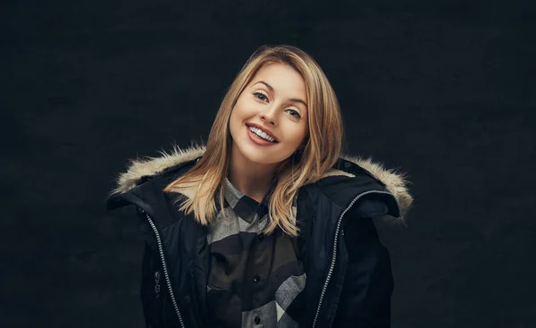 Portrét Usměvavá Blondýnka Zimní Bundy Fleecové Triko Stojící Studiu Tmavém — Stock fotografie