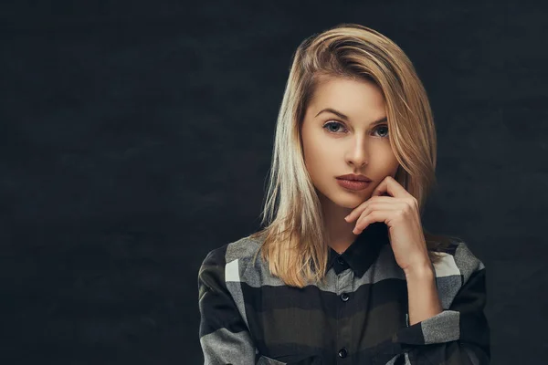 Portrét Sexy Blondýnka Fleecová Košile Pózuje Ateliéru Tmavém Pozadí Samostatný — Stock fotografie