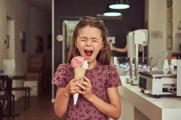 Rolig Skönhet Liten Flicka Fashionabel Klä Äta Jordgubbar Stående Glassbar — Stockfoto