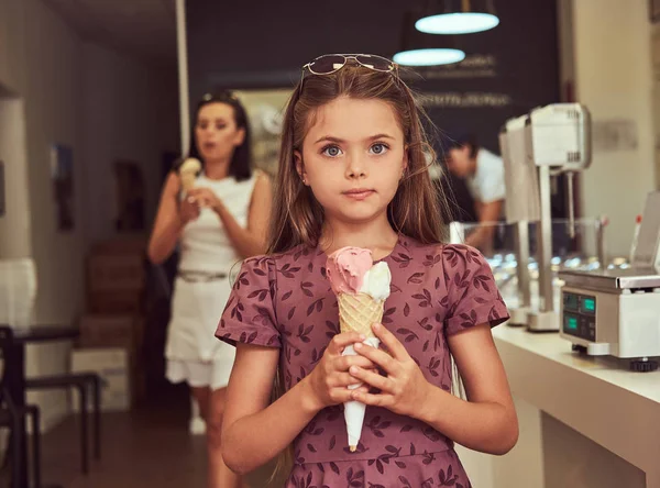 Kislány Egy Divatos Ruhát Tart Eper Fagylalt Fagylaltozó Álló Szépség — Stock Fotó