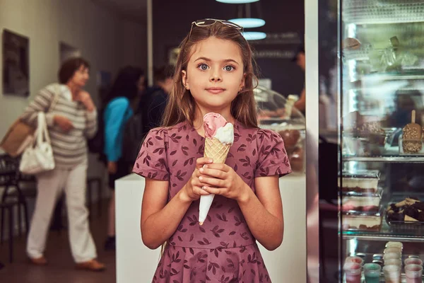 Kislány Egy Divatos Ruhát Tart Eper Fagylalt Fagylaltozó Álló Szépség — Stock Fotó