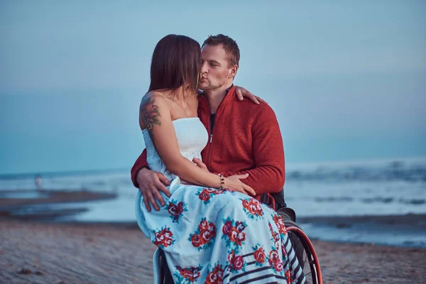 Kilka Miłości Kobieta Siedzi Kolanach Męża Pocałunki Plaży Tle Jasny — Zdjęcie stockowe