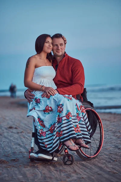 Una Feliz Pareja Amorosa Una Mujer Sienta Regazo Maridos Descansando —  Fotos de Stock