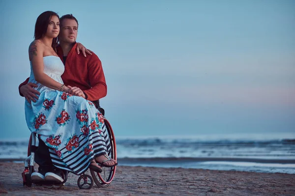 Kilka Miłości Kobieta Siedzi Kolanach Męża Odpoczynek Plaży Tle Jasny — Zdjęcie stockowe