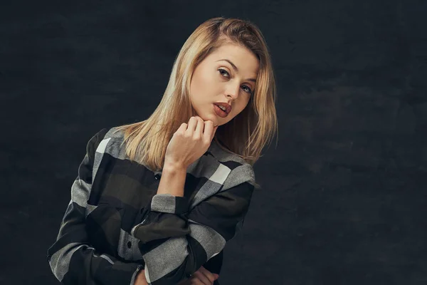 Portret van een sexy blonde meisje in een fleece shirt, poseren in een studio. — Stockfoto