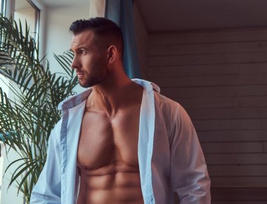 Bir kas vücut uzun boylu sakallı erkek portresi.