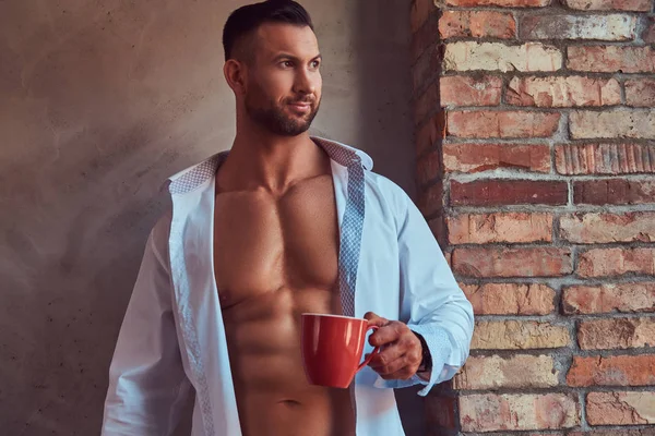 Retrato de un hombre alto barbudo con un cuerpo muscular . —  Fotos de Stock