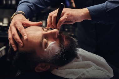 Profesyonel kuaför berber, sakal modelleme. Yakın çekim fotoğraf.