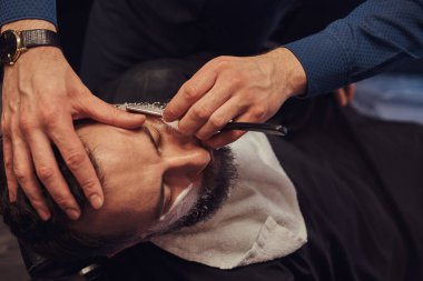 Profesyonel kuaför berber, sakal modelleme. Yakın çekim fotoğraf.