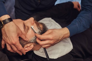 Profesyonel kuaför berber, sakal modelleme. Yakın çekim fotoğraf.