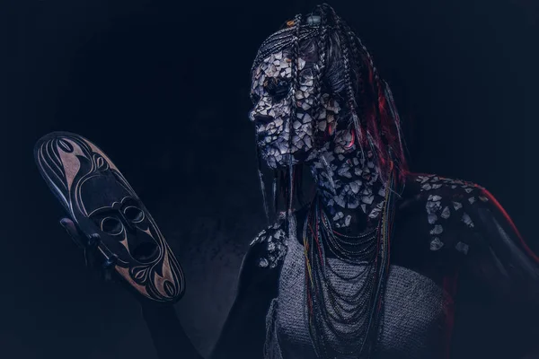 Портрет Ведьмы Коренного Африканского Племени Традиционном Костюме Концепция Грима Изолированный — стоковое фото