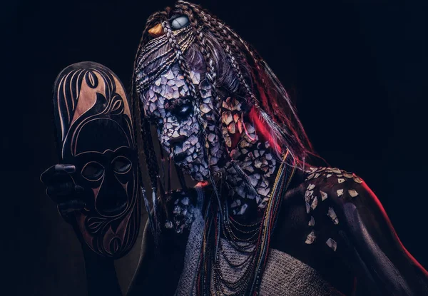 Portret Apropiat Unei Vrăjitoare Din Tribul Indigen African Purtând Costum — Fotografie, imagine de stoc