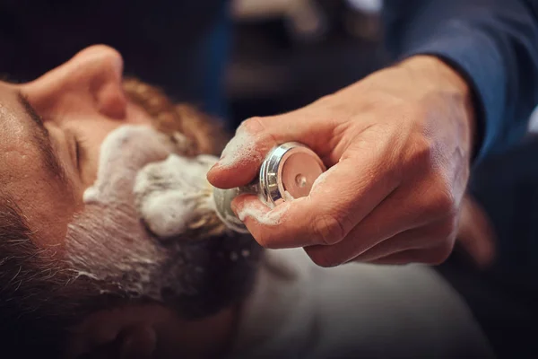 Peluquero Maestro Prepara Cara Para Afeitarse Unta Cara Con Espuma —  Fotos de Stock