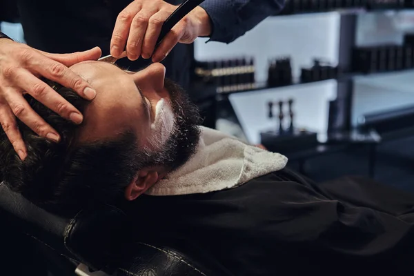 Kuaför Sakalını Tehlikeli Bir Ustura Ile Tıraş Ederken Erkek Kuaför — Stok fotoğraf