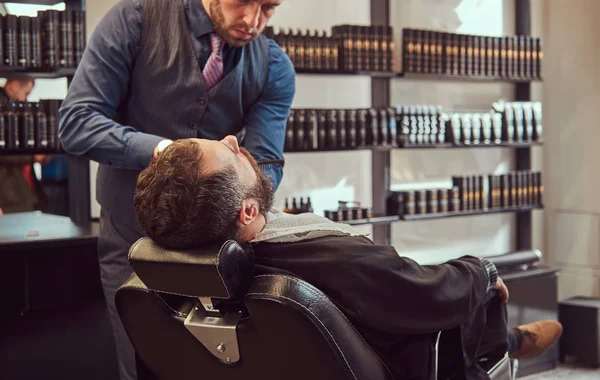 Profesjonalny salon fryzjerski modelowania brodę nożyczkami i grzebień w salonie fryzjerskim. — Zdjęcie stockowe