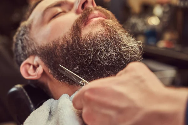 Cabeleireiro Profissional Modelando Barba Com Tesoura Pente Barbearia Foto Close — Fotografia de Stock