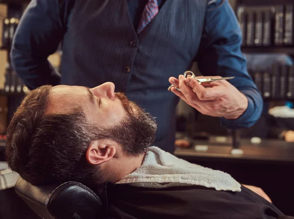 Professional Hairdresser Modeling Beard Scissors Comb Barbershop Close Photo — Stock Photo, Image