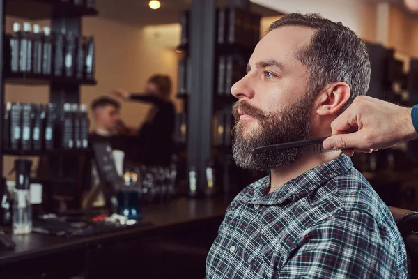 Professioneller Friseur, der mit einem Kunden in einem Friseursalon zusammenarbeitet. — Stockfoto