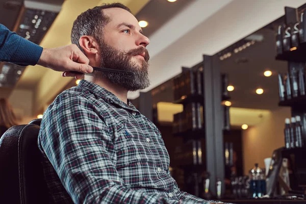 Barbier Professionnel Travaillant Avec Client Dans Salon Coiffure Barbe Coiffante — Photo