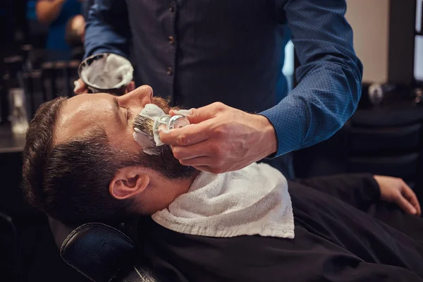 Peluquero Maestro Prepara Cara Para Afeitarse Unta Cara Con Espuma —  Fotos de Stock