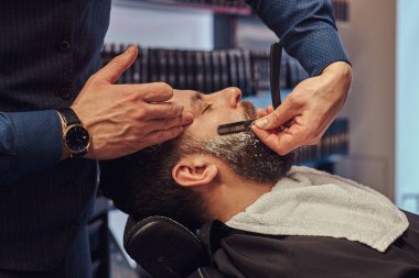 Profesyonel kuaför berber, sakal modelleme. Yakın çekim fotoğraf.