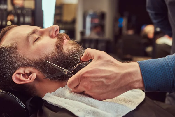 Cabeleireiro Profissional Modelando Barba Com Tesoura Pente Barbearia Foto Close — Fotografia de Stock